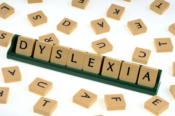 Concepto de dislexia con letras alfabéticas sobre fondo blanco  - Foto, imagen