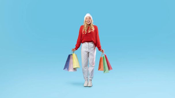 Mulher excitada segurando sacos de compras no estúdio, banner - Foto, Imagem
