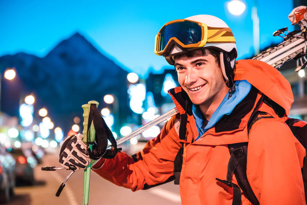 Asiantuntija ammatillinen hiihtäjä sininen tunti harjoituspäivän jälkeen Ranskan Alpit hiihtokeskus - Talviurheilun käsite rento kaveri vuoren huipulla - Kirkas eloisa suodatin pehmeä keskittyä korkea iso kuva - Valokuva, kuva