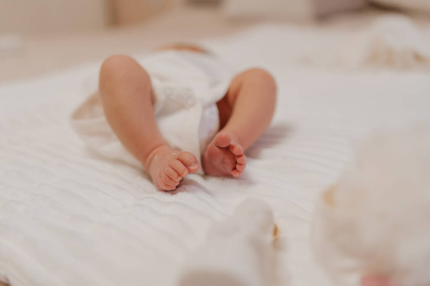 detailní záběr nohy dítěte na posteli - Fotografie, Obrázek
