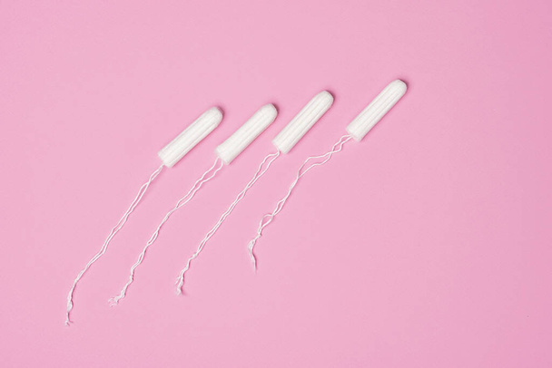 feminní hygienické tampóny pro menstruaci na růžovém pozadí - Fotografie, Obrázek