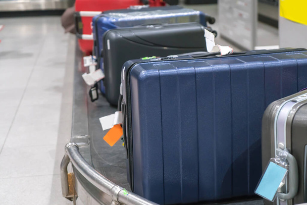 Koffer of bagage met transportband op de luchthaven. - Foto, afbeelding
