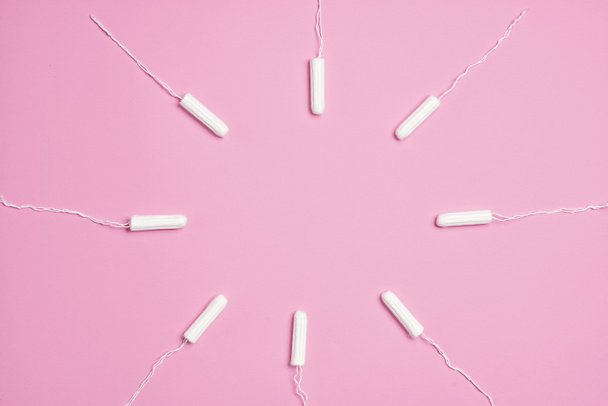 женские гигиенические тампоны для менструации на розовом фоне - Фото, изображение