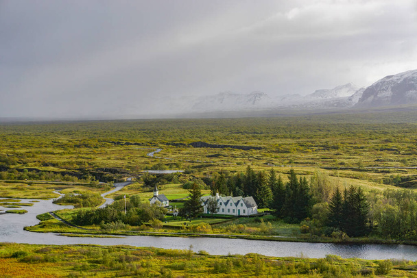 Thingvellir Ulusal Parkı, İzlanda: Thingvellir kilisesi ve İzlanda başbakanının Valhallavegur 'daki yaz konutu. - Fotoğraf, Görsel