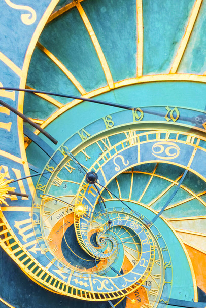 Droste vaikutus tausta perustuu Prahan tähtitieteelliseen kelloon. Abstrakti astrologiaan, fantasiaan, aikaan ja taikuuteen liittyvien käsitteiden suunnittelu. - Valokuva, kuva