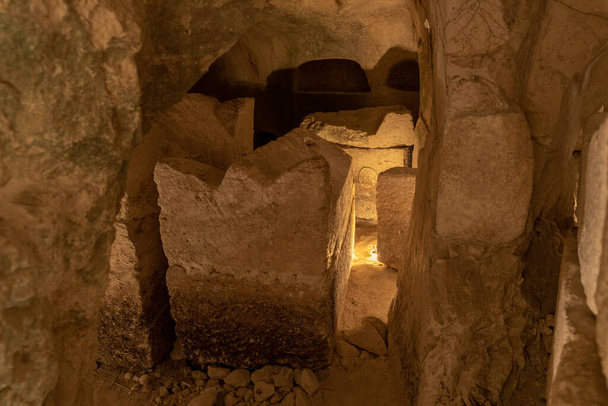 Grotta delle bare a Bet She'arim a Kiryat Tivon, Israele catacombe con sarcofagi - Foto, immagini