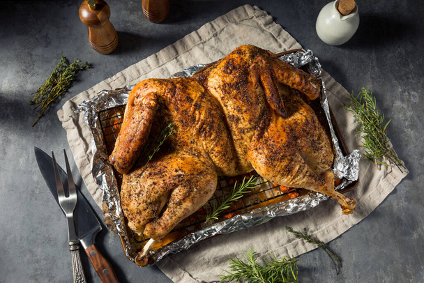 Healthy Homemade Spatchcocked Turkey with Thyme and Rosemary - Foto, Imagem