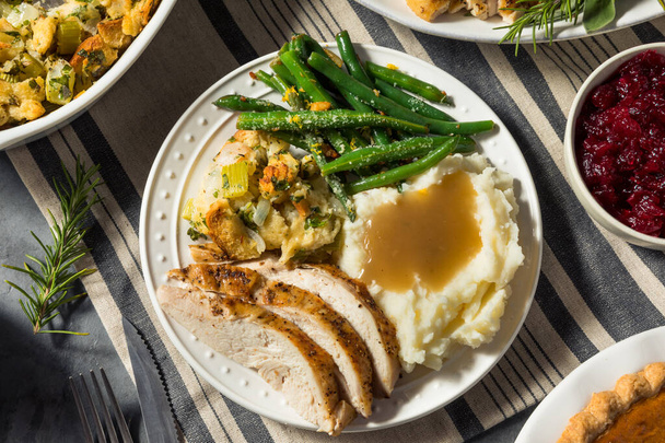 Homemade Thanksgiving Day Turkey Dinner Plate with Stuffing Gravy and Beans - Foto, afbeelding
