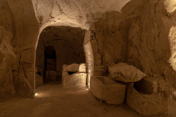 Bet She 'arim in Kiryat Tivon, İsrail' deki lahitli tabutların mağarası. - Fotoğraf, Görsel