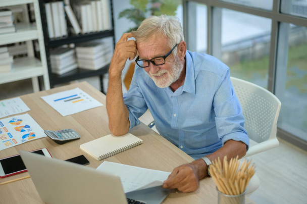 A caucasian senior Businessman working in modern office - Фото, зображення