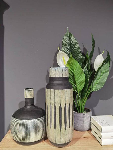 Vase Bücher und Sträucher auf dem Nachttisch - Foto, Bild