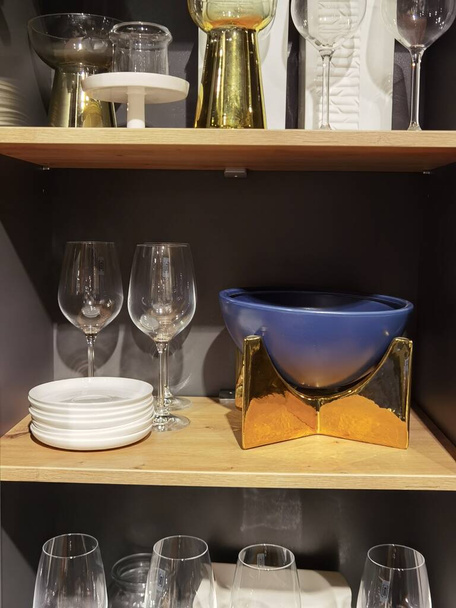 household dishes on shelves of a household - Foto, imagen