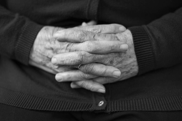 Mujeres mayores manos con dedos cruzados, foto en blanco y negro. - Foto, imagen