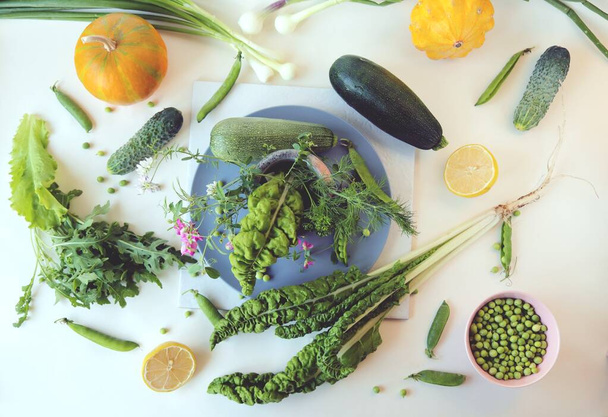 Frisches saisonales Bio-Gemüse und Kräuter zum Kochen eines vegetarischen Mittagessens, gesundes Ernährungskonzept - Foto, Bild