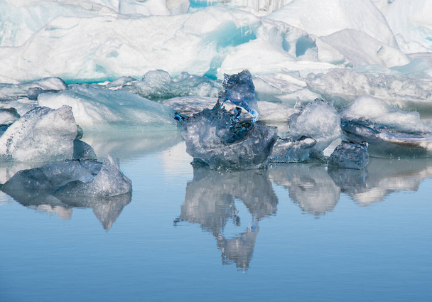 Ледниковая лагуна Джоколсарлон на юге Исландии в солнечный весенний день - Фото, изображение