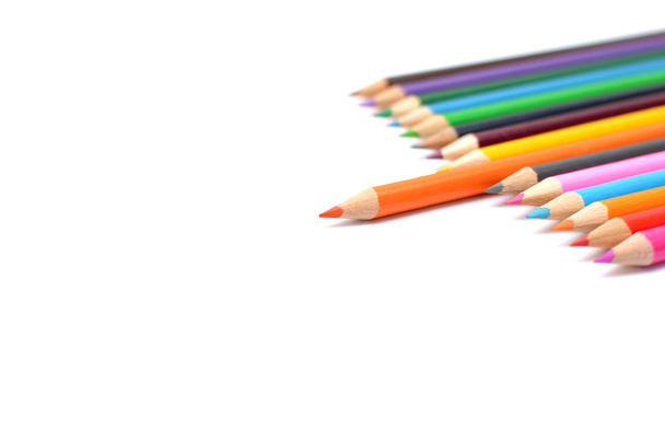 Beyaz arkaplanda renkli kalemler - Fotoğraf, Görsel