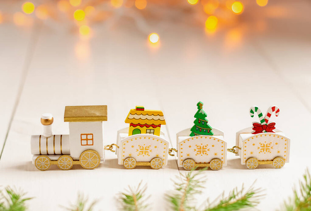 クリスマスのおもちゃの列車。クリスマス休暇のコンセプト. - 写真・画像