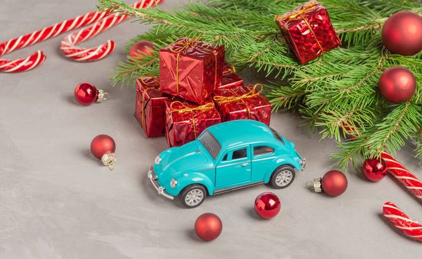 Χριστουγεννιάτικα δώρα και στολίδια κάτω από το χριστουγεννιάτικο δέντρο. Μηχανήματα παιχνιδιών και ζαχαρωτά. - Φωτογραφία, εικόνα