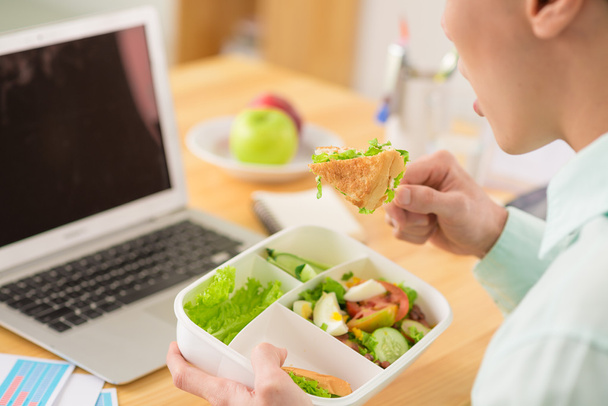 Empresario comiendo ensalada para el almuerzo
 - Foto, imagen