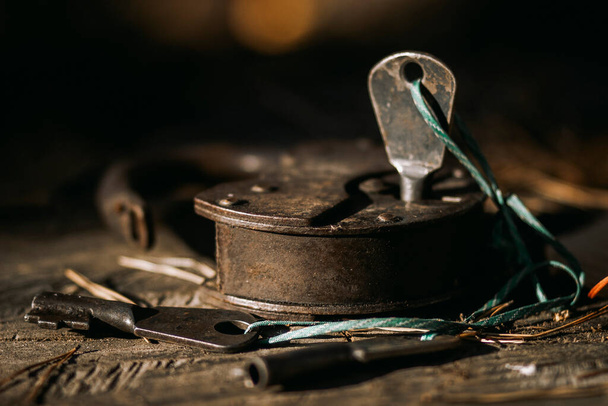 Big Old Rusty Iron Barn Vintage Antique Lock with Keys - Foto, Imagem