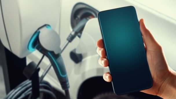EV-Ladestation für Elektroauto mit Ladezustand der mobilen App - Filmmaterial, Video