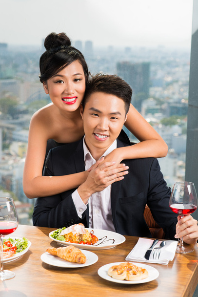 Casal vietnamita em um restaurante luxuoso
 - Foto, Imagem