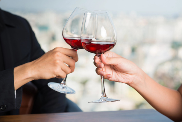Pár pije červené víno - Fotografie, Obrázek
