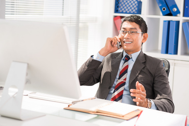 Businessman talking on the phone - Photo, Image