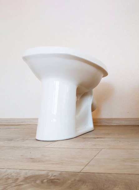 nuova tazza da bagno bianca nella vista inferiore del bagno. - Foto, immagini