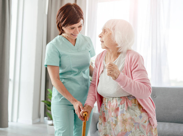Elderly woman and nurse - Foto, afbeelding