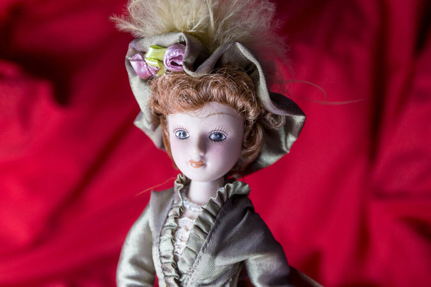 Bambola giocattolo in un abito cappello di lusso. La ragazza con il vestito - Foto, immagini