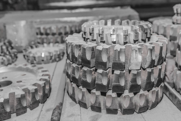 Cortadoras de disco para procesamiento de metales, equipos de hierro para fresado en bruto. Metalurgia. - Foto, Imagen