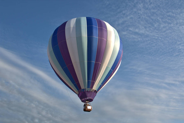 熱気球2021年全国選手権大会は、ネブラスカ州の田舎のトウモロコシ畑の上に設定します。 - 写真・画像