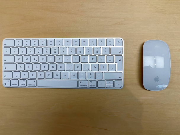 Frankfurt, Deutschland - 28. Oktober 2021: Ein deutscher Fotograf besucht einen Apple Store, sammelt Informationen über den neuen Apple iMac 2021 und fotografiert die Tastatur mit der Zaubermaus. - Foto, Bild