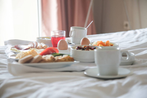 Поднос для завтрака в номере отеля
 - Фото, изображение