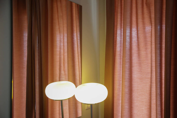 Tyylikäs ja oikukas kuva huoneen nurkkaan pöytälamppu ja sametti verhot - Valokuva, kuva
