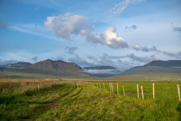 Ruohomainen pilvinen maisema Islannin maaseudulla - Valokuva, kuva