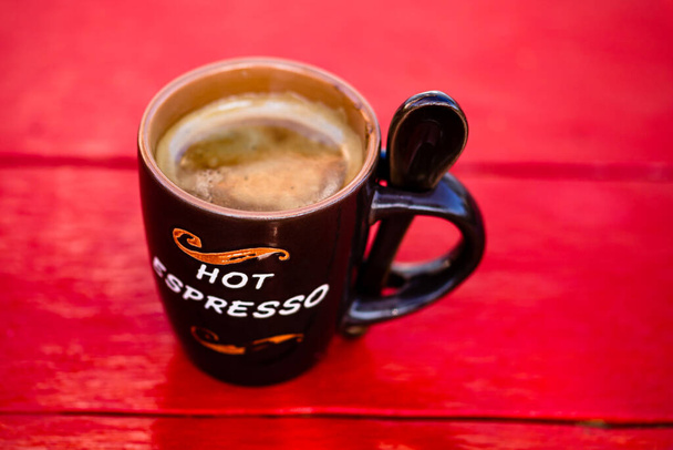 Tasse frisch gemachter Kaffee auf Holzgrund - Foto, Bild