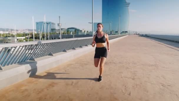Sportnő fut a töltésen reggel - Felvétel, videó