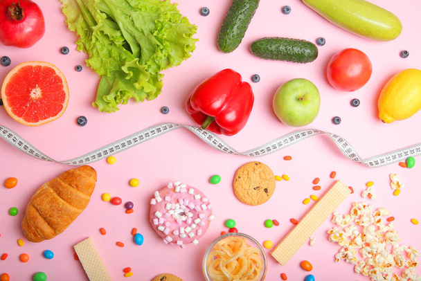zdravé potraviny a nezdravé potraviny na barevném pozadí close-up horní pohled. - Fotografie, Obrázek