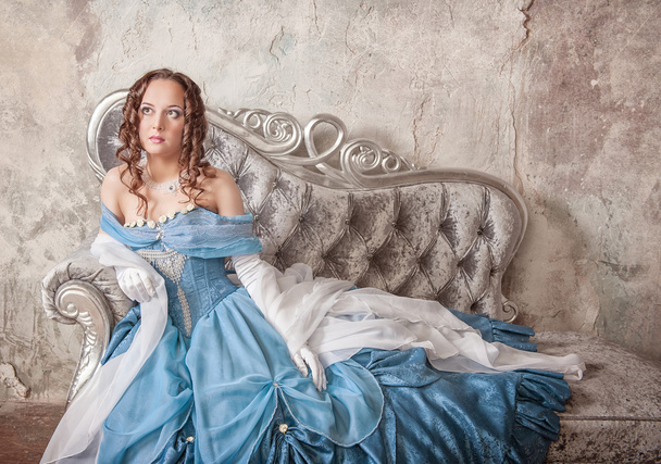 Όμορφη γυναίκα σε μπλε μεσαιωνικό φόρεμα  - Φωτογραφία, εικόνα