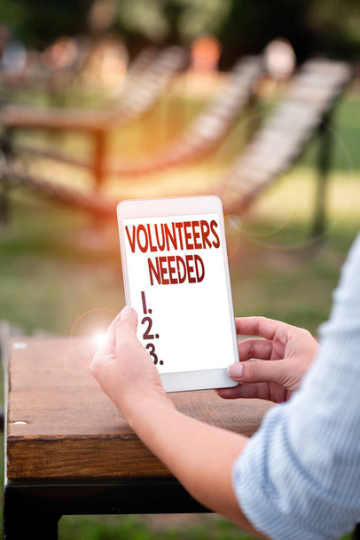 Τίτλος κειμένου που παρουσιάζει τους εθελοντές που χρειάζονται. Η επιχειρηματική προσέγγιση χρειάζεται εργασία ή βοήθεια για την οργάνωση χωρίς να αμείβονται σε απευθείας σύνδεση θέσεις εργασίας και εργασίας που συνδέουν εξ αποστάσεως τους ανθρώπους μαζί - Φωτογραφία, εικόνα