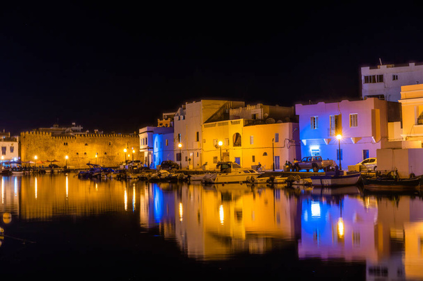Vue du front de mer avec mur de kasbah et maisons pittoresques dans le vieux port. Bizerte . Tunisie  - Photo, image