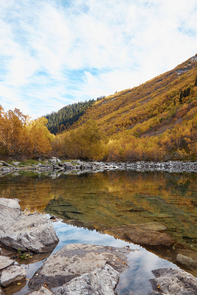 Lago nas montanhas, paisagem de montanha de outono, floresta e encostas de montanha em cores de outono, água e tranquilidade - Foto, Imagem