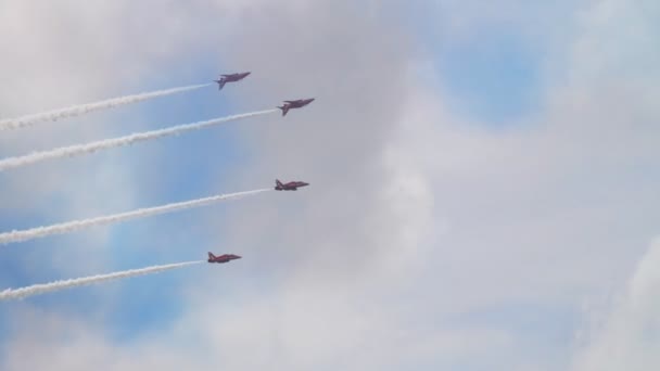 TALLINN BAY, ESTONIA - 23 ΙΟΥΝΙΟΥ, Red Arrows Royal Air Force Aerobatic Εμφάνιση πάνω από τον κόλπο του Ταλίν στις 23.06.2021 - Πλάνα, βίντεο