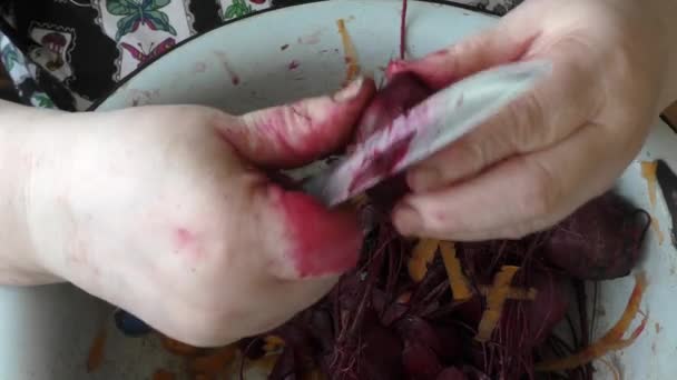 kokki kuorii keitetyt punajuuret veitsellä - Materiaali, video