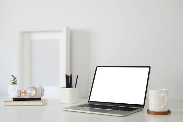 Modern munkaterület számítógép üres képernyővel és berendezés fehér asztalon.Üres képernyő az Ön számára. - Fotó, kép