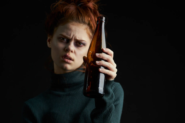 mujer con botella de cigarrillo de alcohol moretones bajo los ojos problemas de depresión - Foto, Imagen