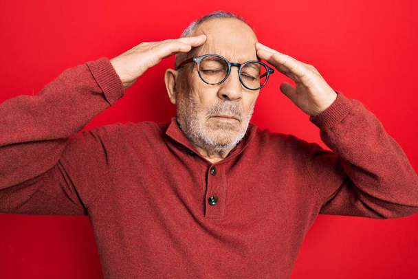 Schöner älterer Mann in lässigem Pullover und Brille mit der Hand auf dem Kopf, Kopfschmerzen wegen Stress. Migräne.  - Foto, Bild