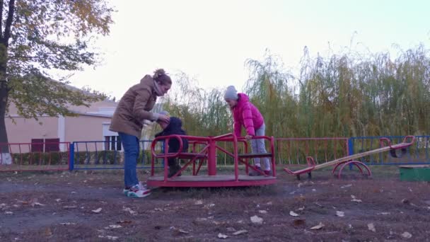 Matka z dziećmi na placu zabaw - Materiał filmowy, wideo